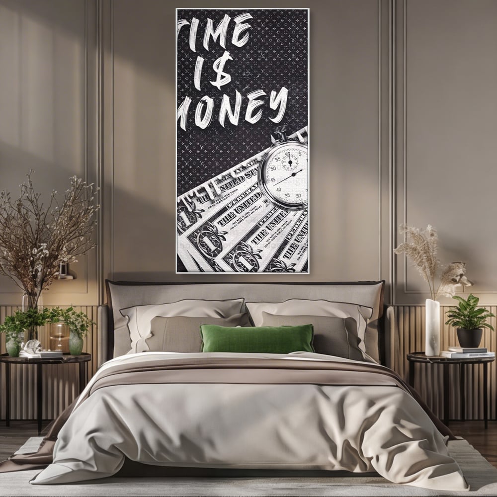 Tablou canvas cu tablou motivational cu bani si ceas, in rama de aluminiu argintiu, pe perete intr-un dormitor